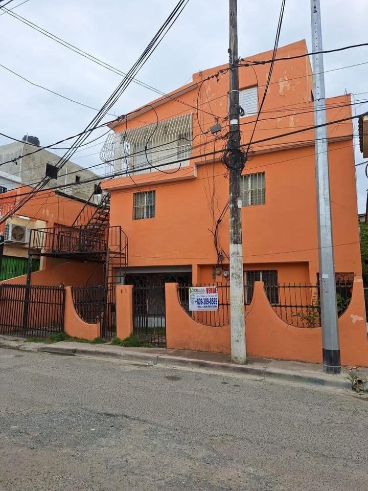 casas - ¡Oportunidad de Inversión: Propiedad de Múltiples Niveles en Santo Domingo Norte 3