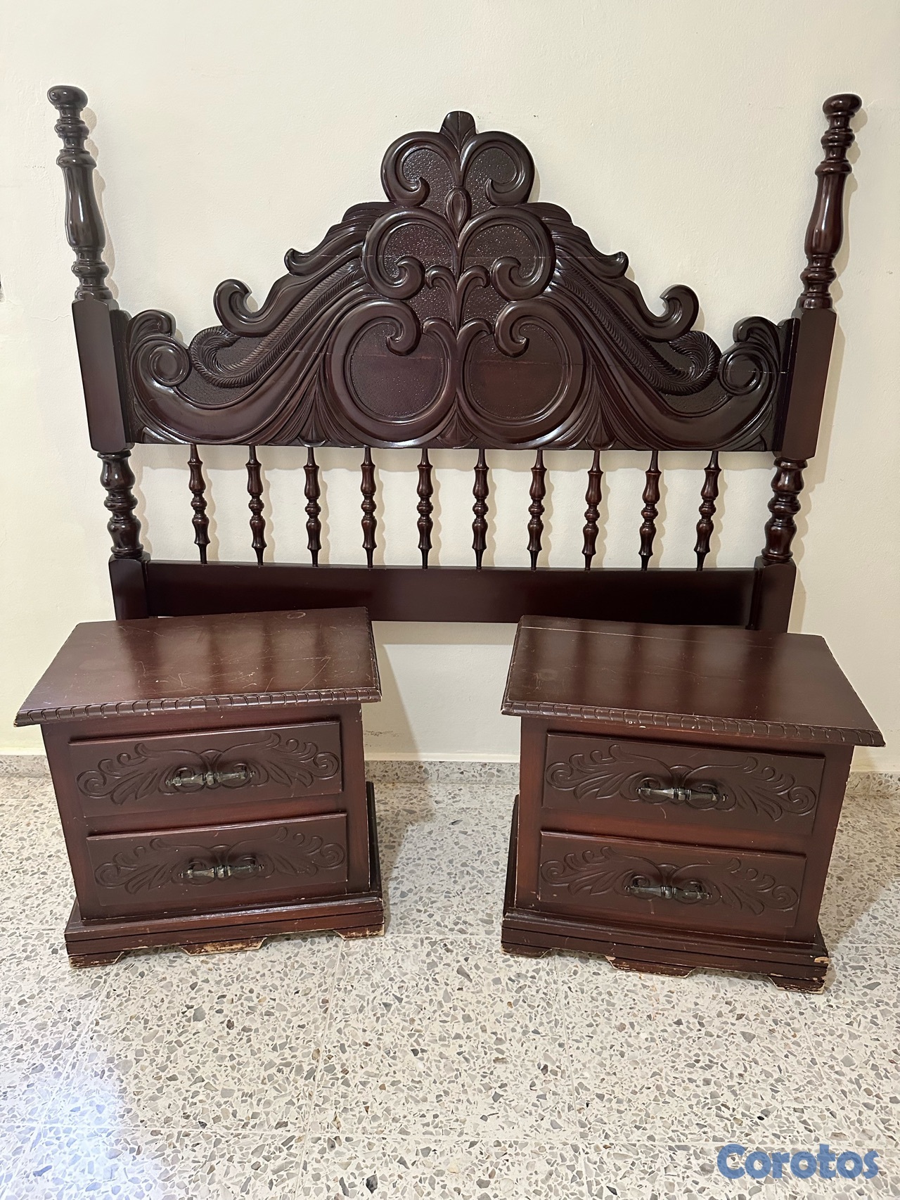 muebles y colchones - Espaldar cama Queen y dos mesas de noche en Caoba centenaria. 1