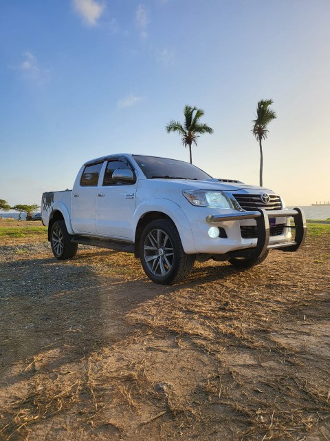 jeepetas y camionetas - Toyota Hilux Año 2011, como nueva lista para trabajar y uso personal! DIESEL  3