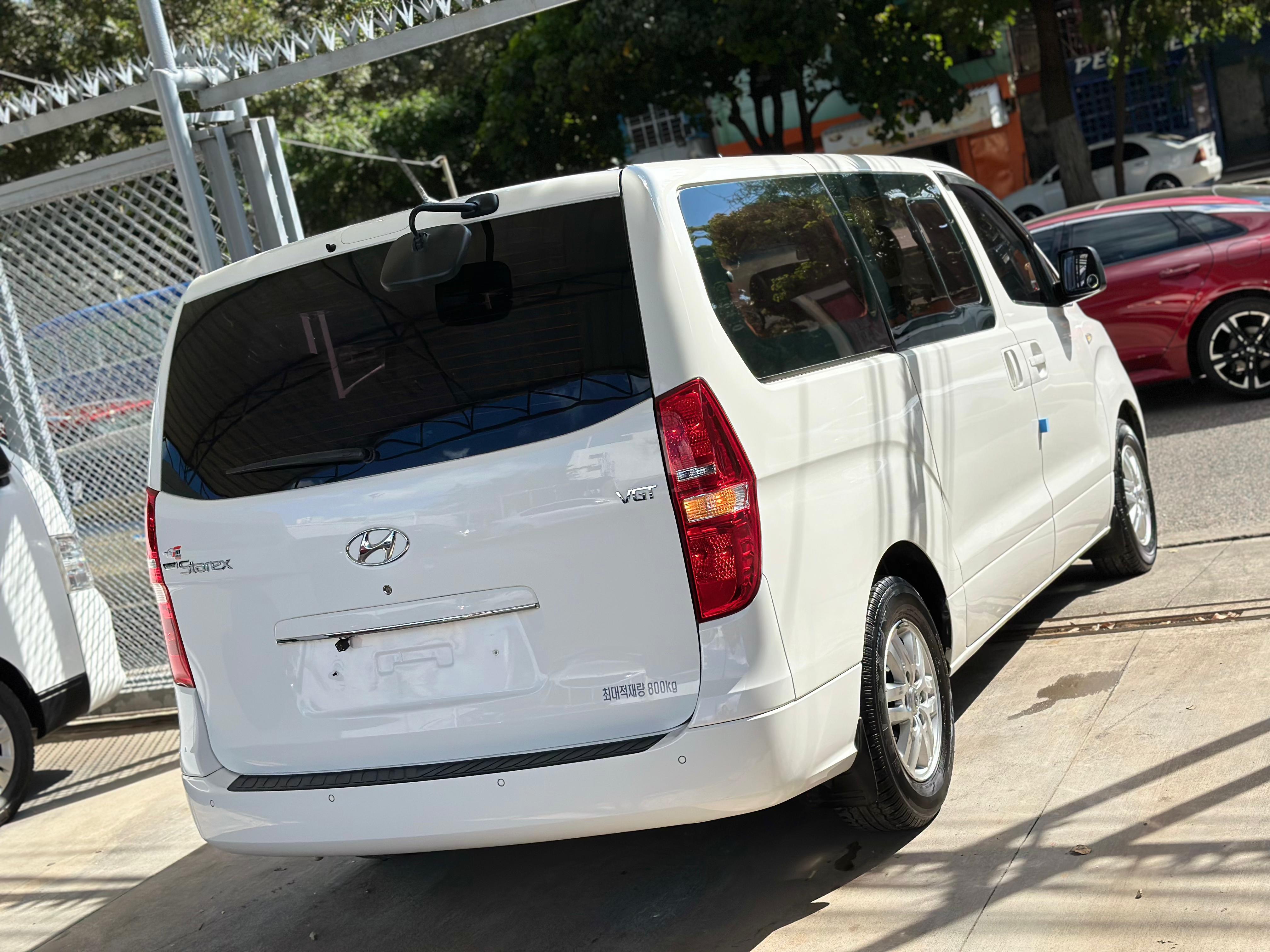 jeepetas y camionetas - 2019 HYUNDAI GRAND STAREX 12 PASAJEROS 2