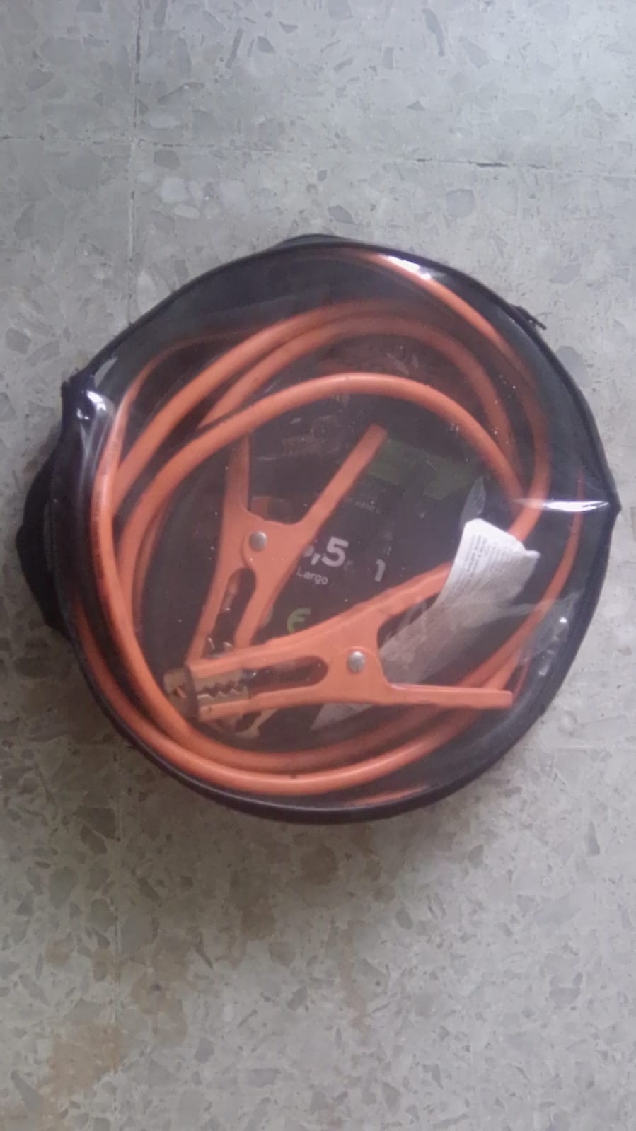 accesorios para vehiculos - Cables para jumpear y llaver rueda marca trupper.  1