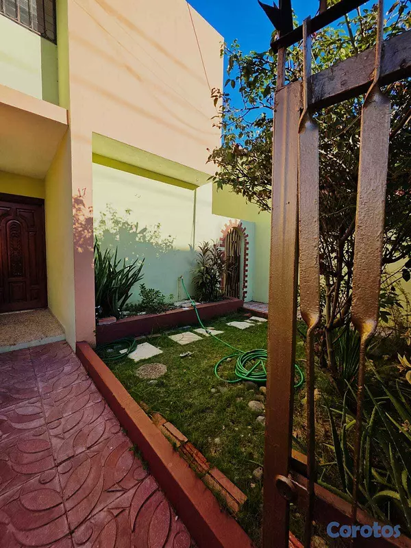 casas - Vendo casa de 2 niveles en Av. Independencia 2