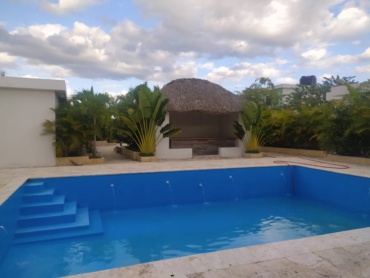 casas vacacionales y villas - Villa de 9 habitaciones con piscina tipo hotel boutique en Juan Dolio