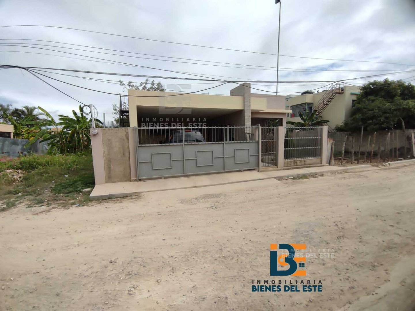 casas - en Villa Cesarina, Se Vende  Hermosa Casa , Detras de los Multi