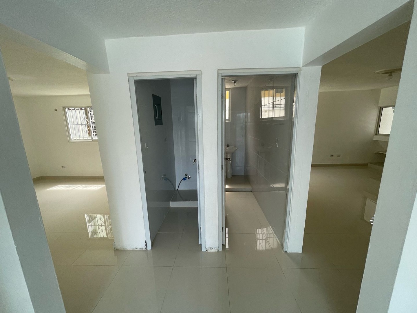oficinas y locales comerciales - Rento Local en Ensanche Quisqueya en 1er Piso  Prox. A La C. Jose Tapia Brea 
 6