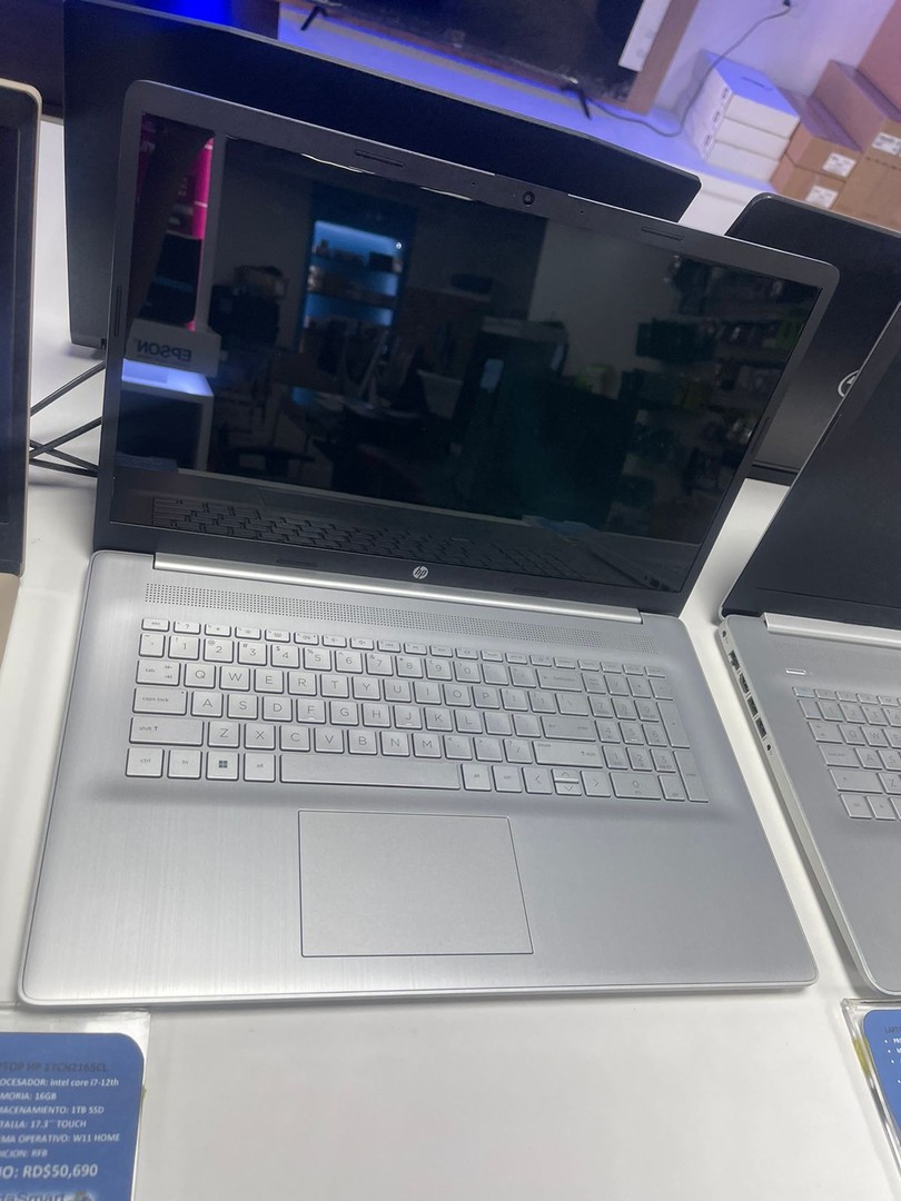 computadoras y laptops - Laptop HP-17CN2165CL - Intel Core i7- 1255u