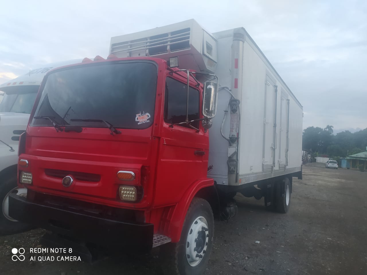camiones y vehiculos pesados - Mack Renault 2001 con furgón 