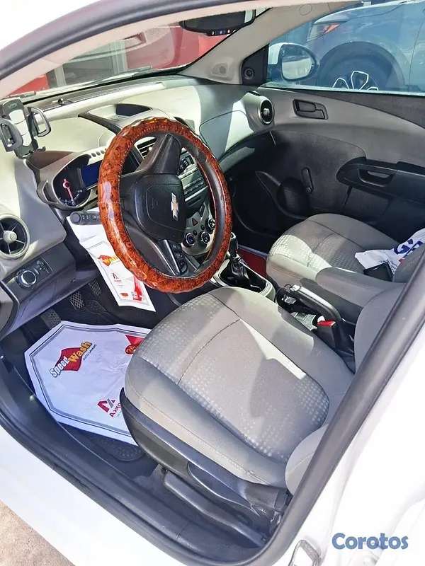 carros - Chevrolet Sonic LS Hatchback 2015 Mecanico  7