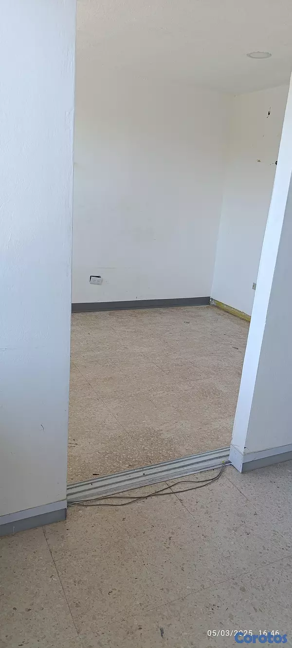 apartamentos - Plaza comercial excelente para Oficina o negocio, varios parqueos, 130 mts . 4