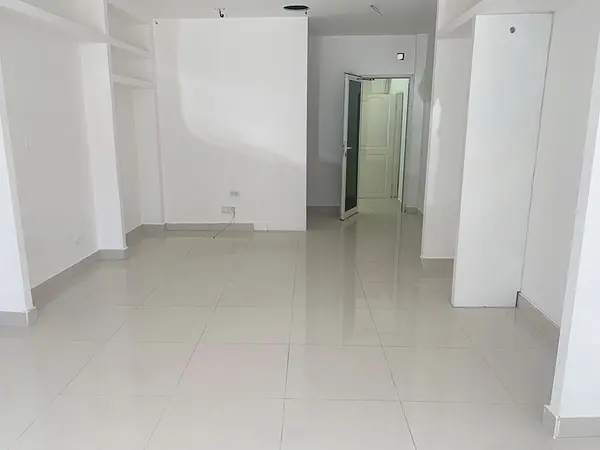 oficinas y locales comerciales - Local en Evaristo morales  4