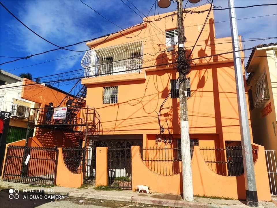 casas - ¡Oportunidad de Inversión: Propiedad de Múltiples Niveles en Santo Domingo Norte 6