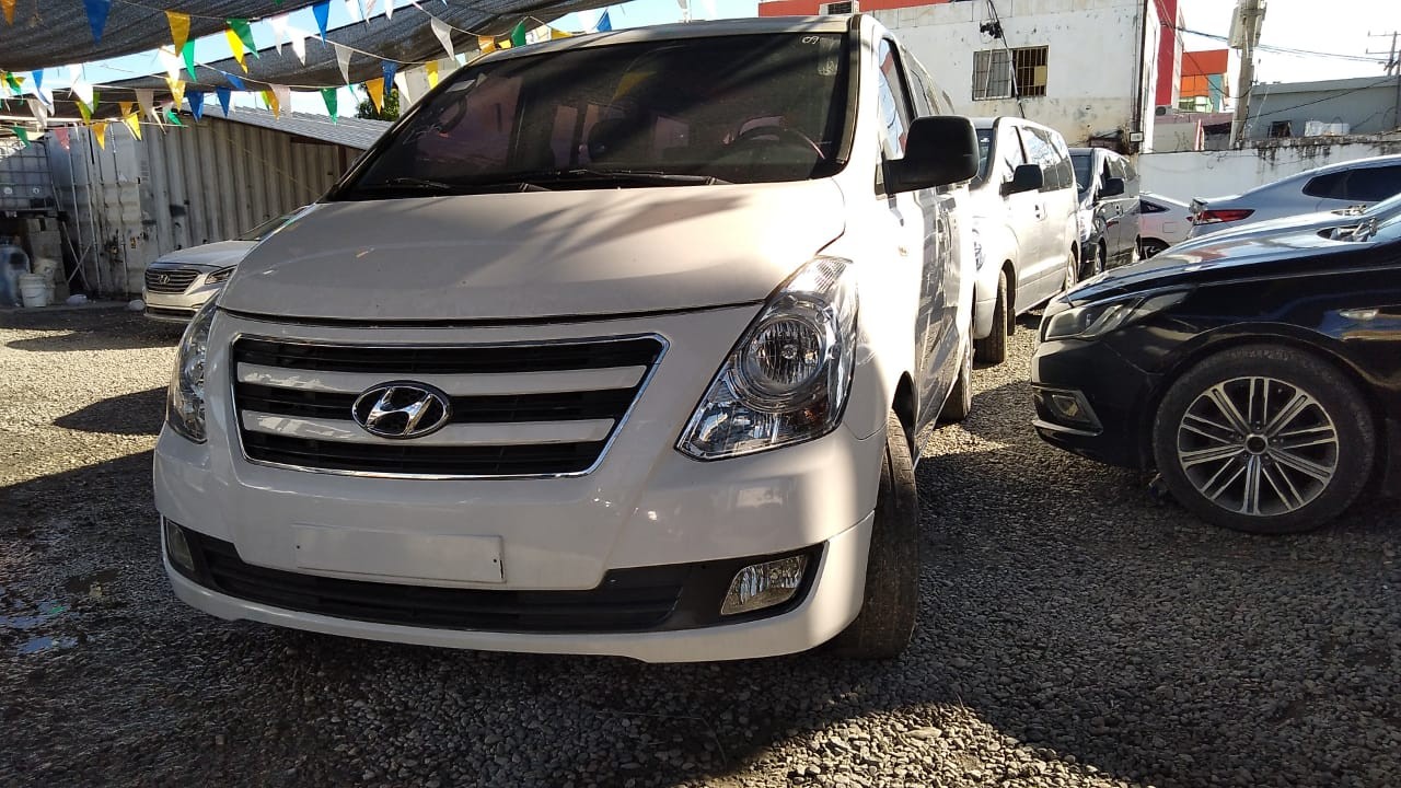 jeepetas y camionetas - HYUNDAI  STAREX 2017 BLANCADESDE: RD$ 1,250.100.00
