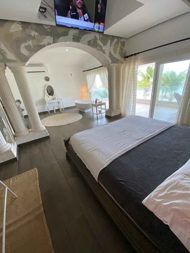 casas vacacionales y villas - villa super moderna en línea de playa en Juan Dolio de 450 mt2  3