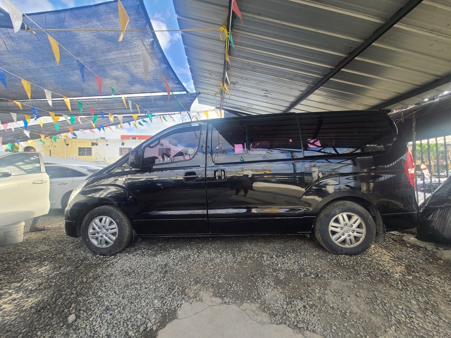 jeepetas y camionetas - HYUNDAI GRAND STAREX 2017 NEGRADESDE: RD$1,150.100 3