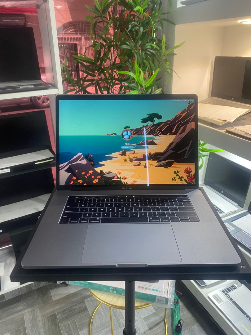 computadoras y laptops - Laptop Apple MackBook Pro 15 2017 core i7 16GB RAM 256GB SSD 

