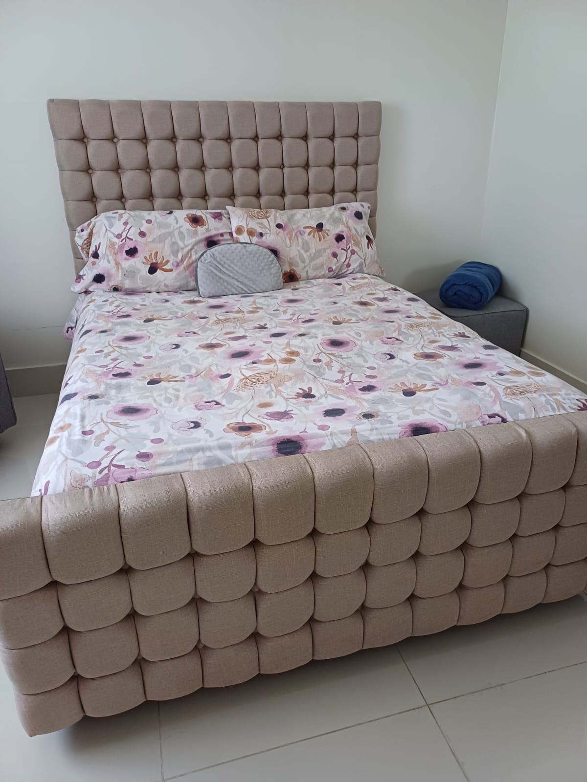 muebles y colchones - Se vende cama Queen. Base y espalda No colchón 