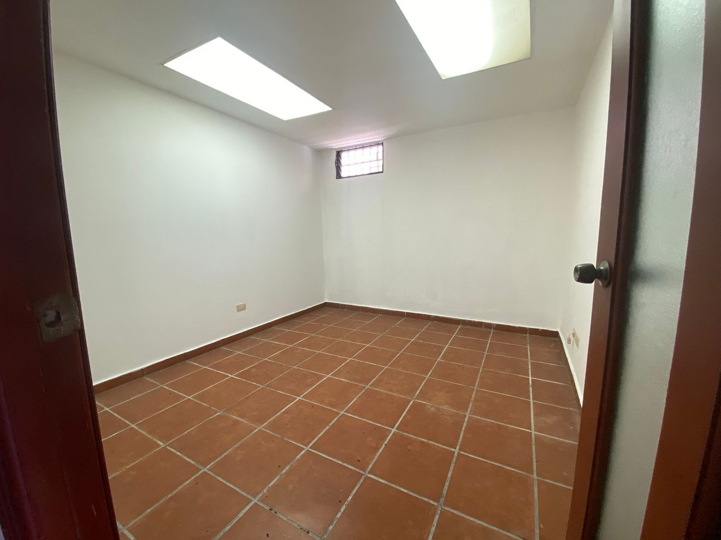 oficinas y locales comerciales - Local 1er nivel, ideal para oficinas con subdivisiones en Naco! 1 parqueo asign. 1