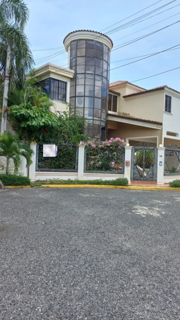 casas - Venta de mansión con 600mts en vista hermosa zona oriental Santo Domingo 