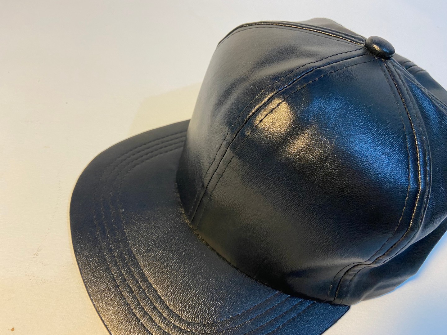 ropa para hombre - Gorra Snapback material leather sintético ajustable.  5