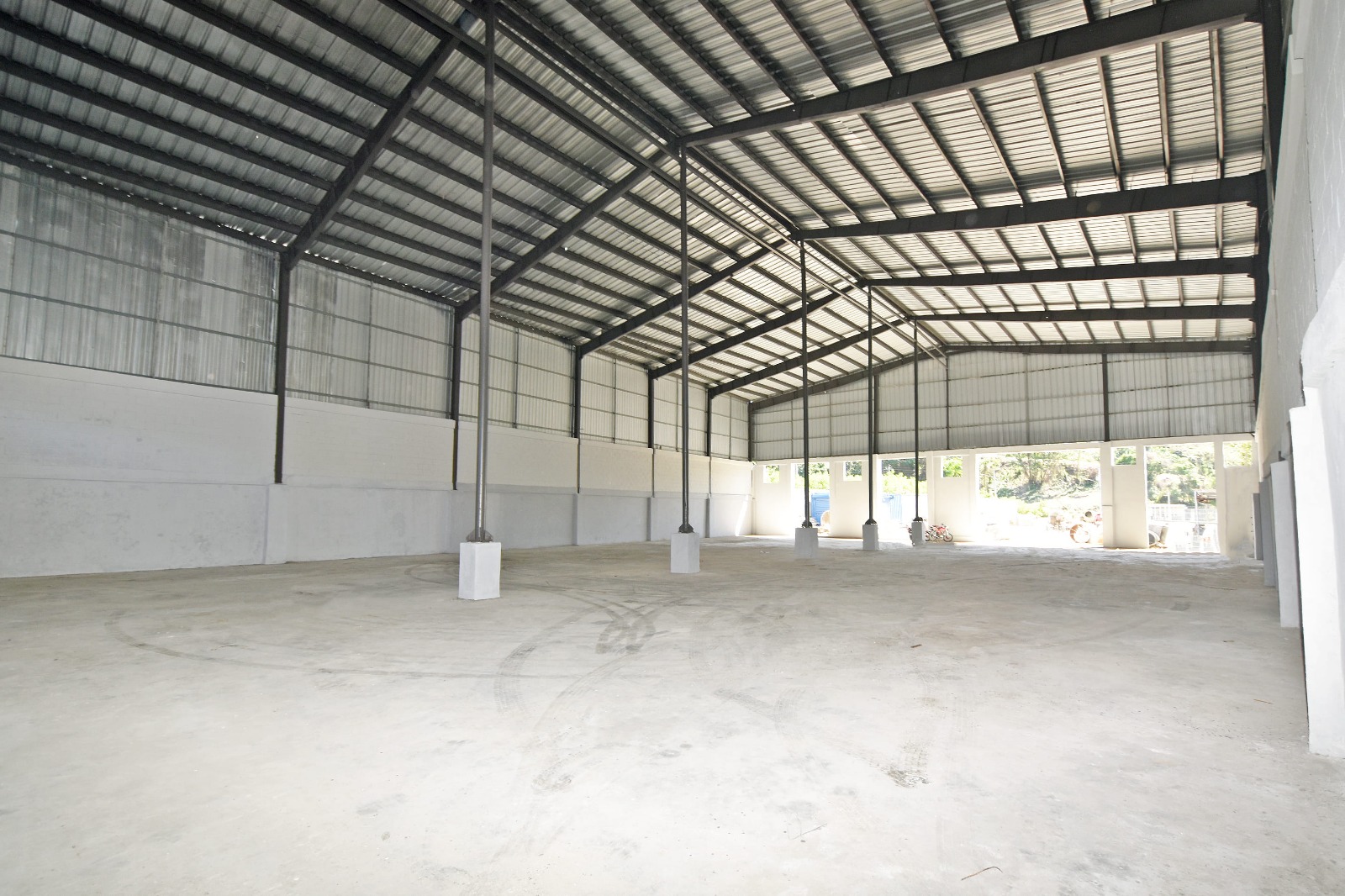 oficinas y locales comerciales - Alquilo Nave 1,000 Mts Nueva por la 6 de Noviembre 1