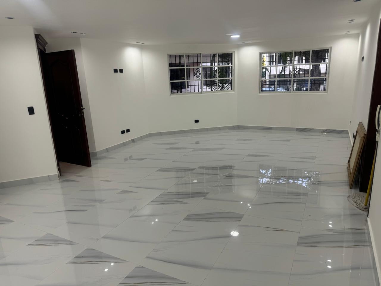apartamentos - RENTO APAARTAMENTO EN GAZCUE PRIMER NIVEL