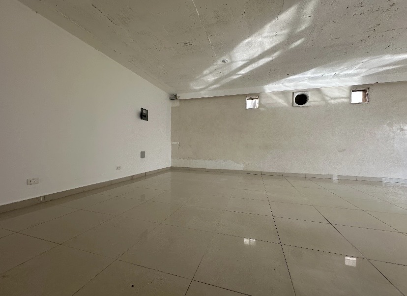 oficinas y locales comerciales - se alquila local 4