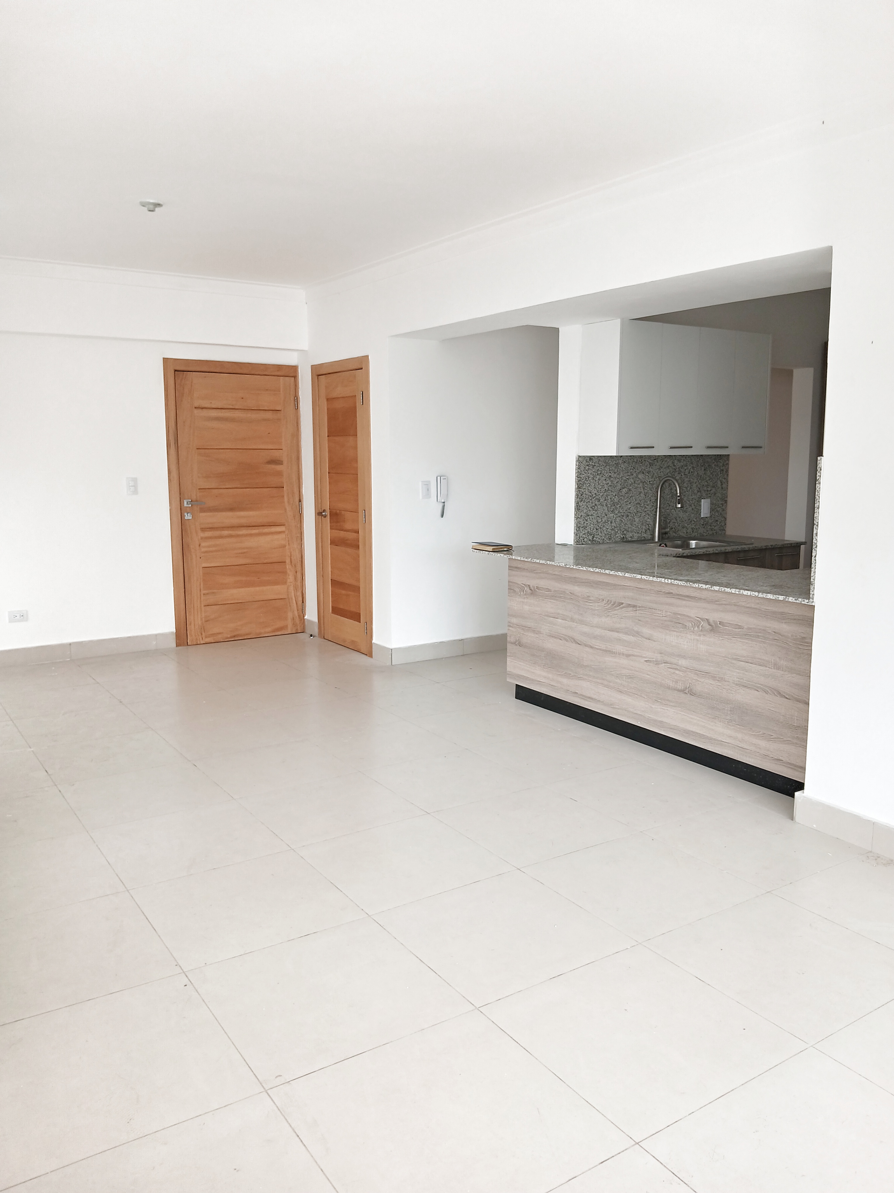 apartamentos - Vendo Apartamento en 2do Nivel | 2 Habitaciones, 2 Parqueos, Amplio Balcón. 

 1