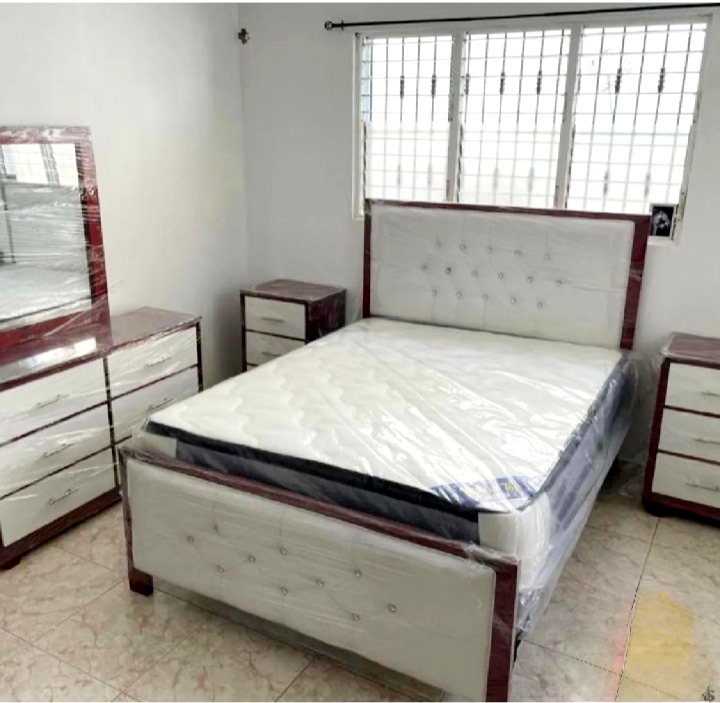 muebles y colchones - Juego de habitación minimalista. 0