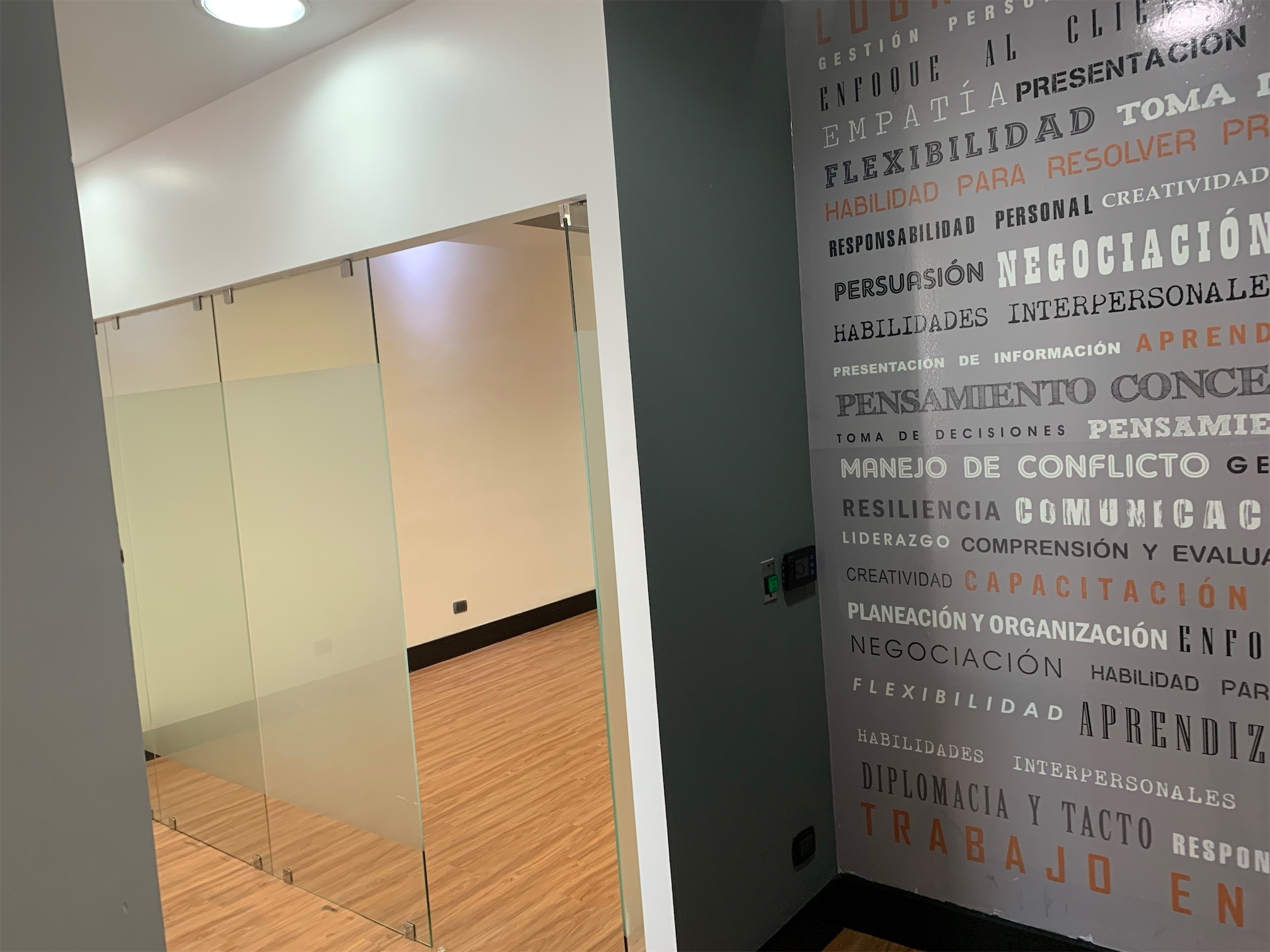 oficinas y locales comerciales - Local en zona exclusiva y céntrica Naco 8