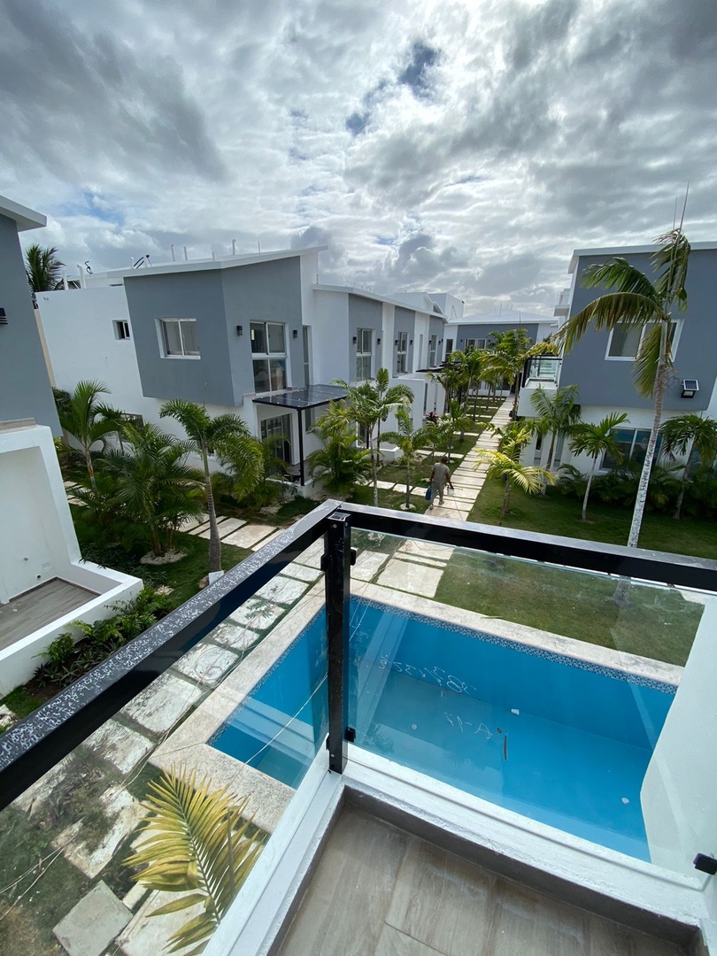 casas vacacionales y villas - Venta de Villa tipo townhouse en Bavaro punta cana con acceso a playa Bavaro  0