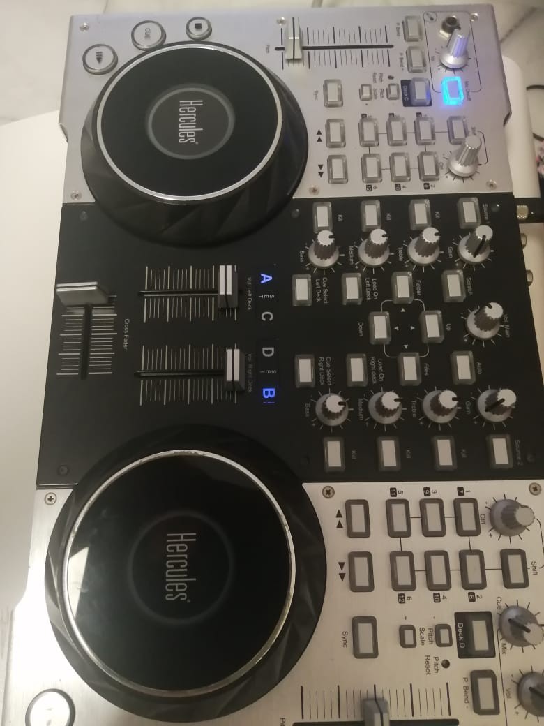computadoras y laptops - Controlador Hércules DJ console 4-mx