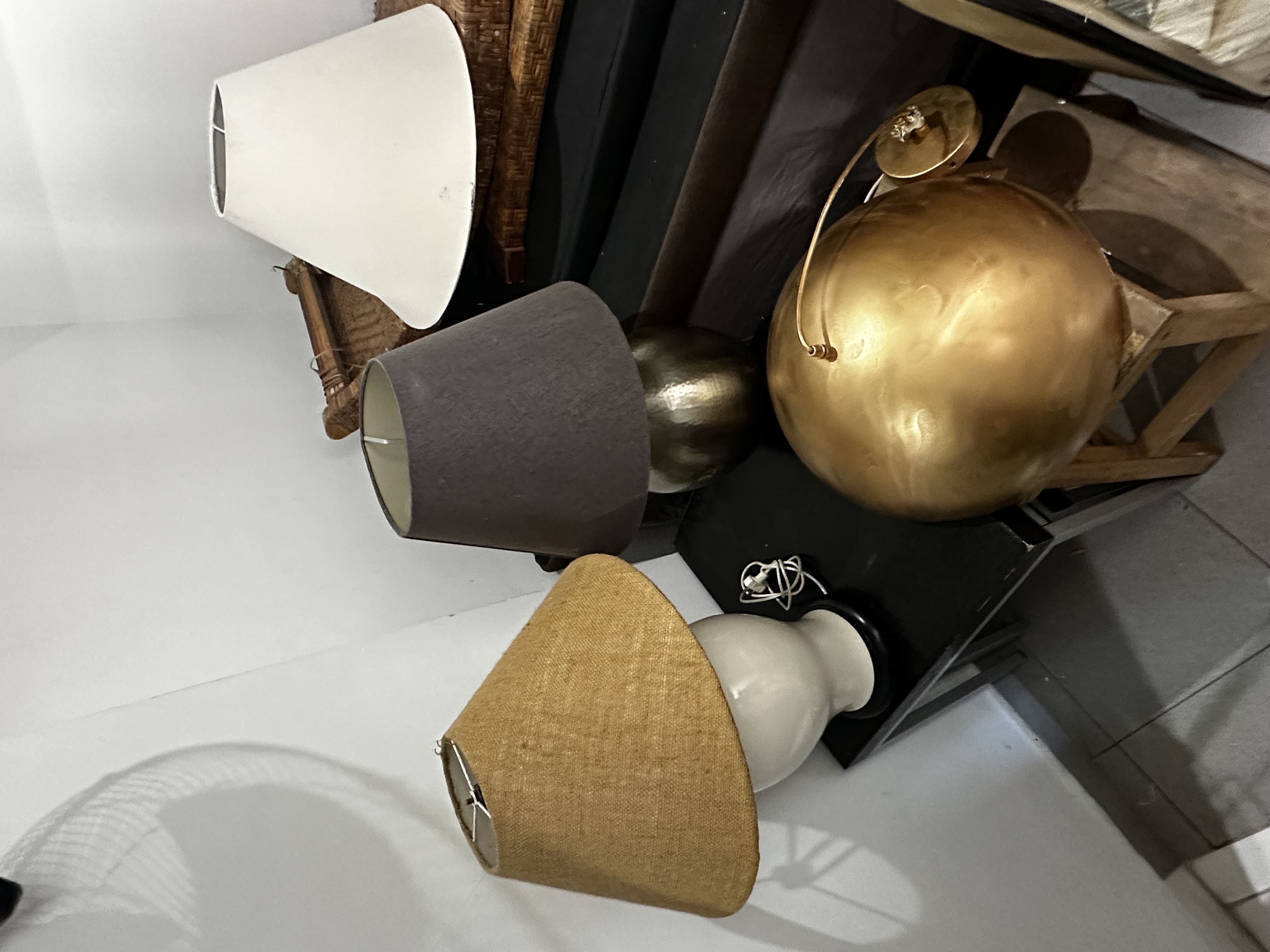 decoración y accesorios - vendo 2 Lámparas de mesa y una de techo color dorada 1