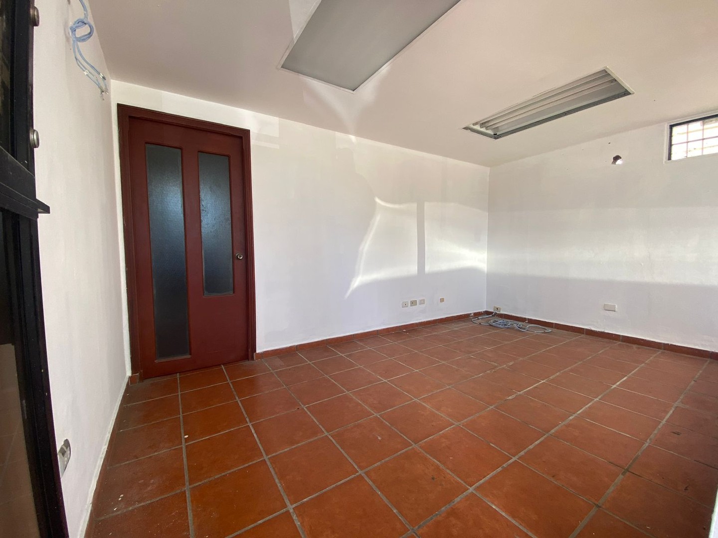 oficinas y locales comerciales - Local 1er nivel, ideal para oficinas con subdivisiones en Naco! 1 parqueo asign. 2