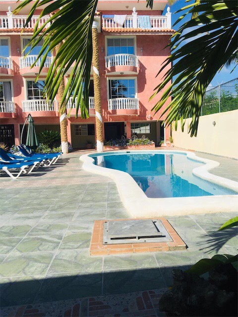 Propiedad de cuatro apartamentos, en Juan dolió guayacanes, piscina,acceso playa