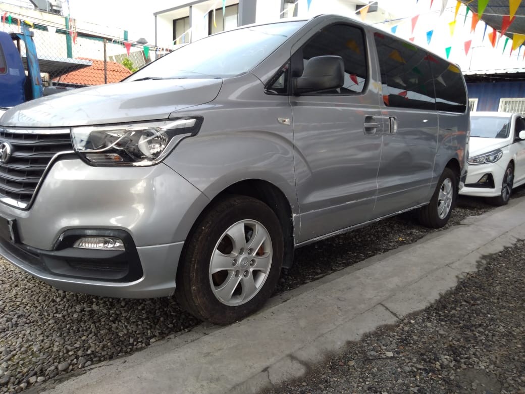 jeepetas y camionetas - HYUNDAI GRAND STAREX 2017 GRIS