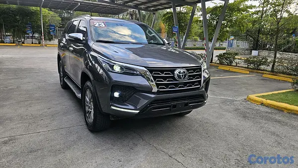jeepetas y camionetas - Toyota fortuner 2023 full 5