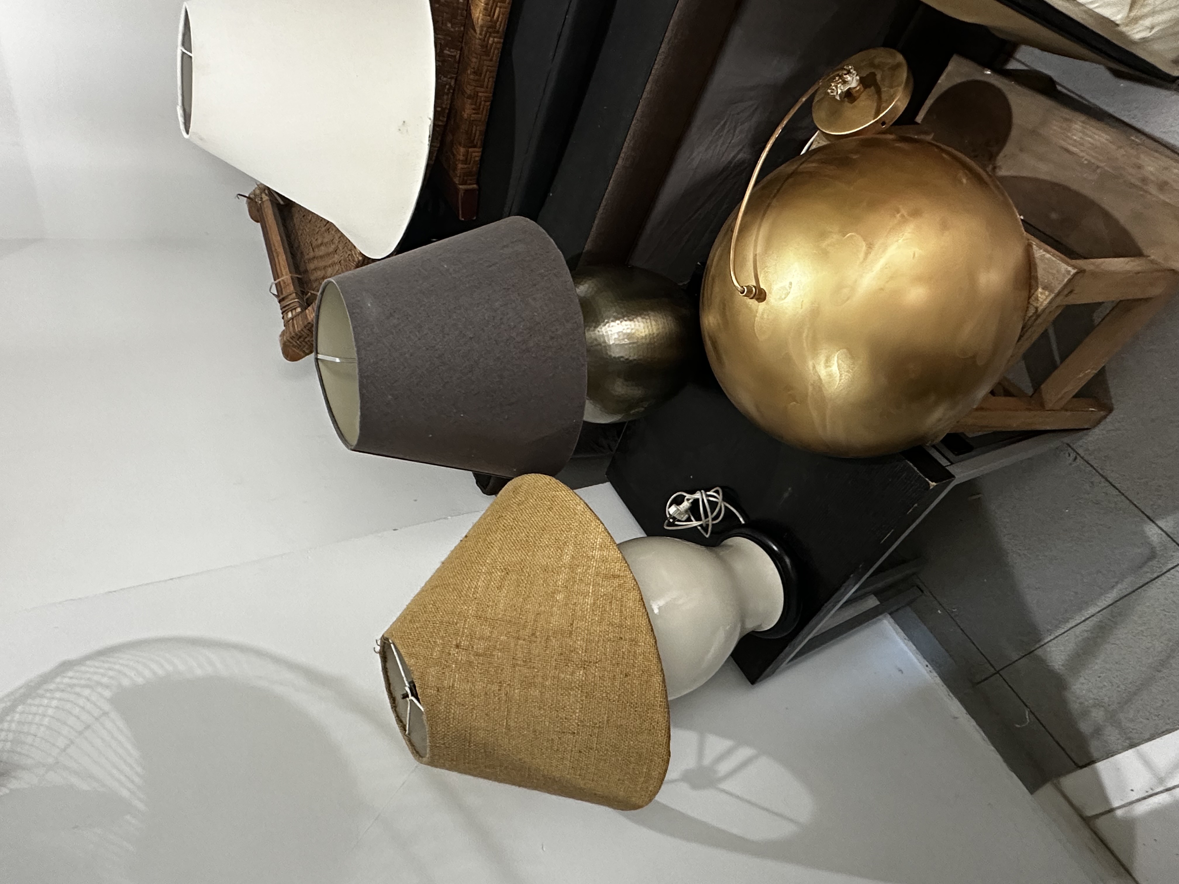 decoración y accesorios - vendo 2 Lámparas de mesa y una de techo color dorada 2