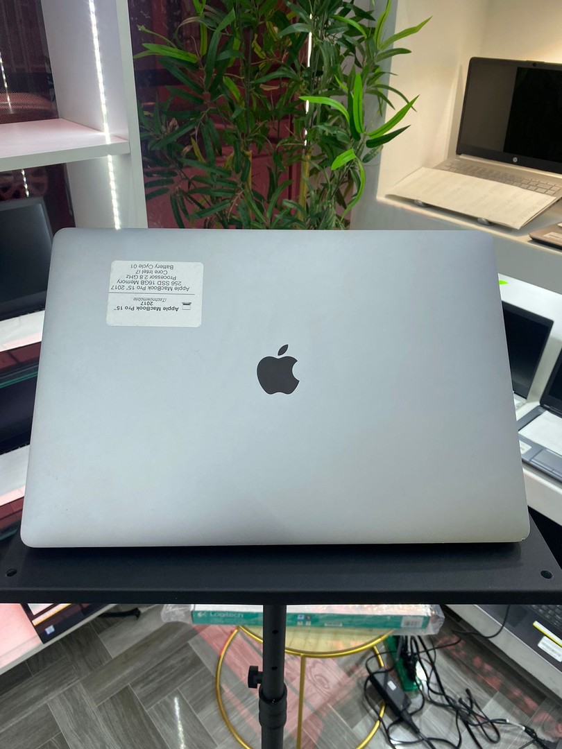 computadoras y laptops - Laptop Apple MackBook Pro 15 2017 core i7 16GB RAM 256GB SSD 

 2