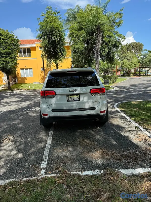 jeepetas y camionetas - Jeep grand Cherokee Laredo 2020 negociable  6